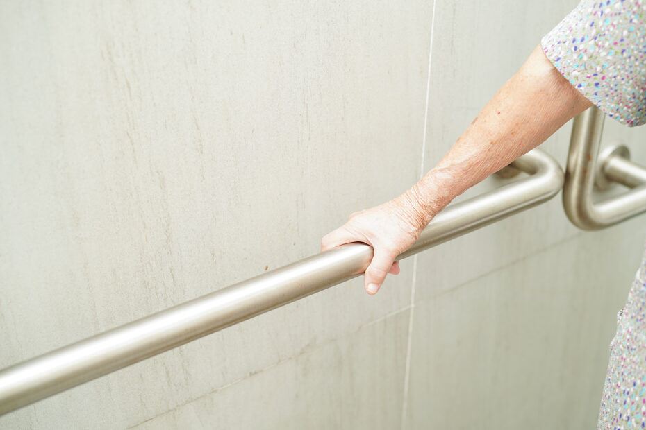 where to put grab bars in bathroom