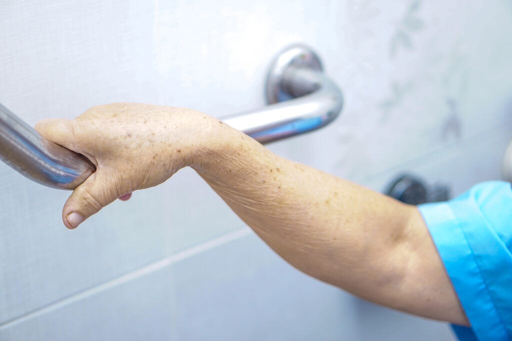 grab bar in tub